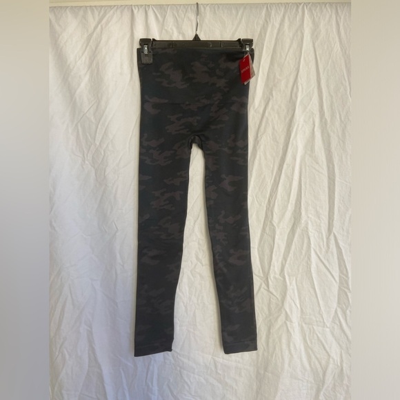 Spanx Look at Me Now Camo Seamless Leggings Size Medium NEW - Picture 2 of 13